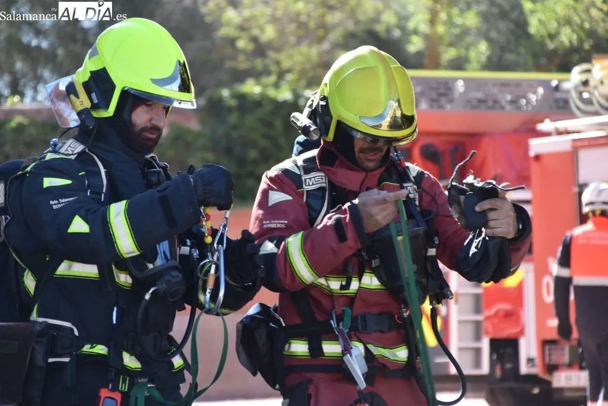 Bomberos del Ayuntamiento de Salamanca en una intervención anterior. Foto de archivo