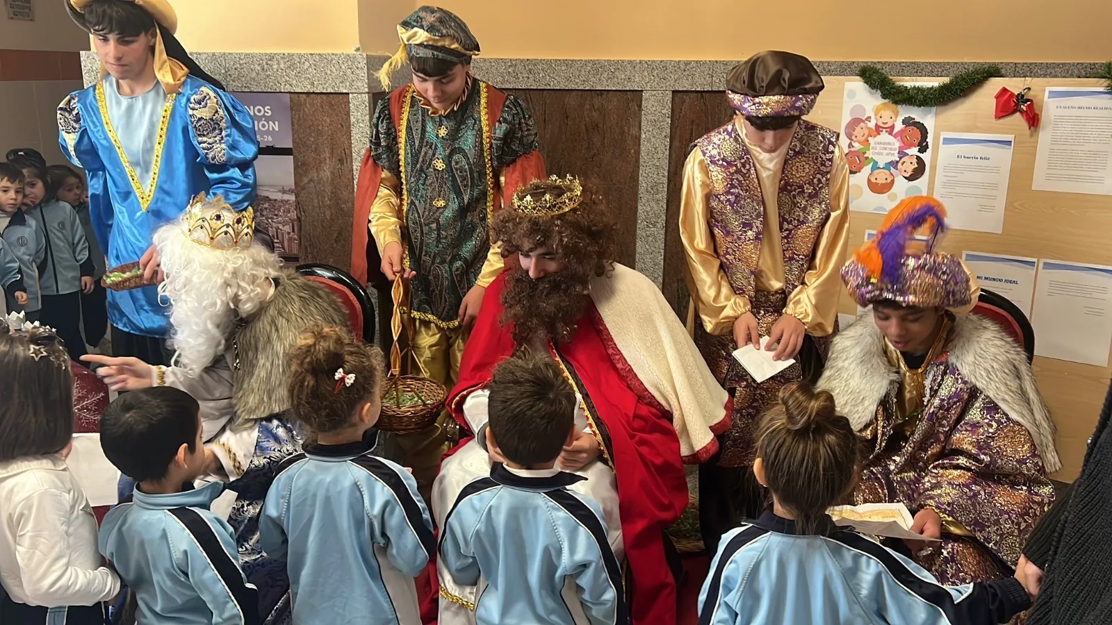 Foto 8 - La comunidad educativa de La Encarnaci&oacute;n celebra su tradicional Festival de Navidad junto a las familias