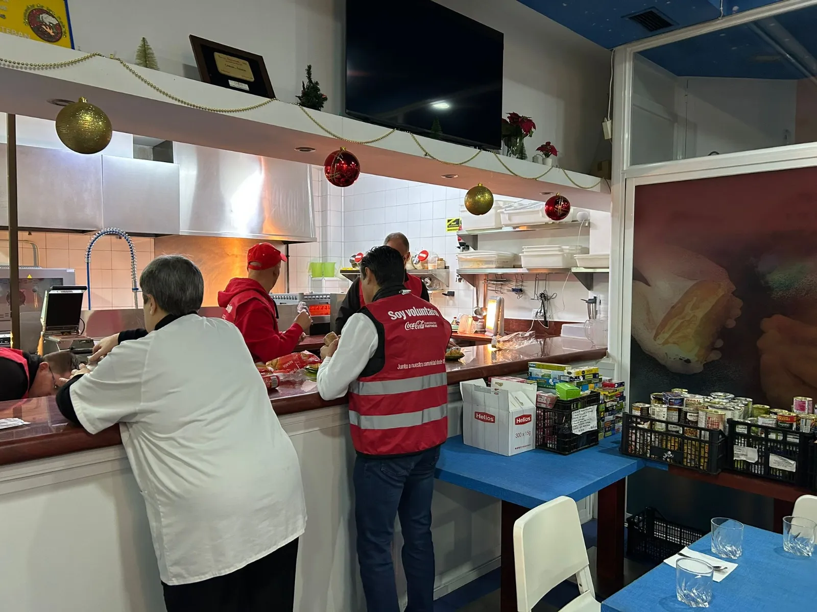 Coca-Cola, el Comedor de los Pobres y Hergaher reparten 250 comidas a familias vulnerables en Salamanca por Navidad.