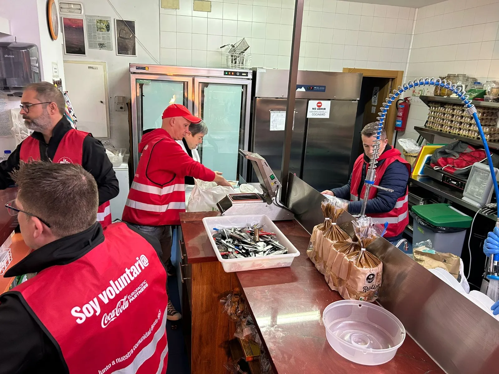 Coca-Cola, el Comedor de los Pobres y Hergaher reparten 250 comidas a familias vulnerables en Salamanca por Navidad.