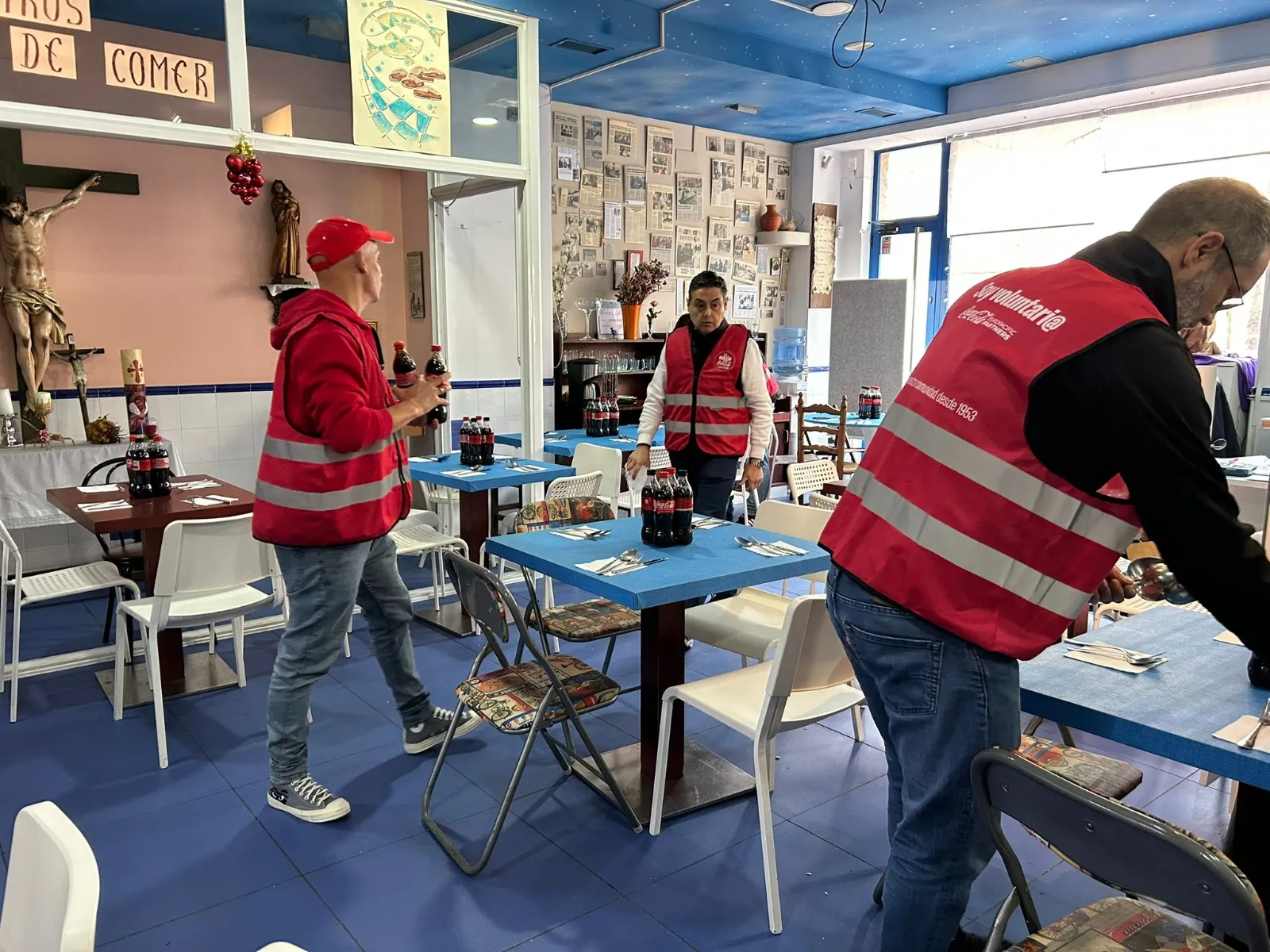 Coca-Cola, el Comedor de los Pobres y Hergaher reparten 250 comidas a familias vulnerables en Salamanca por Navidad.