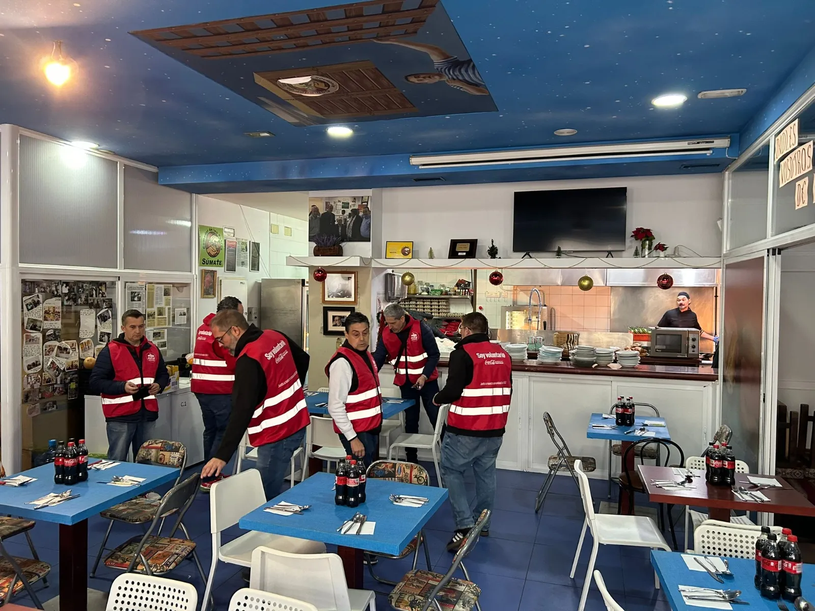 Coca-Cola, el Comedor de los Pobres y Hergaher reparten 250 comidas a familias vulnerables en Salamanca por Navidad.
