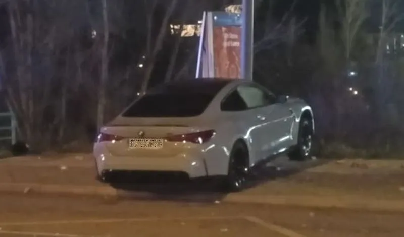 Imagen del coche que se ha empotrado contra una farola en la Vía Helmántica en la noche de este viernes