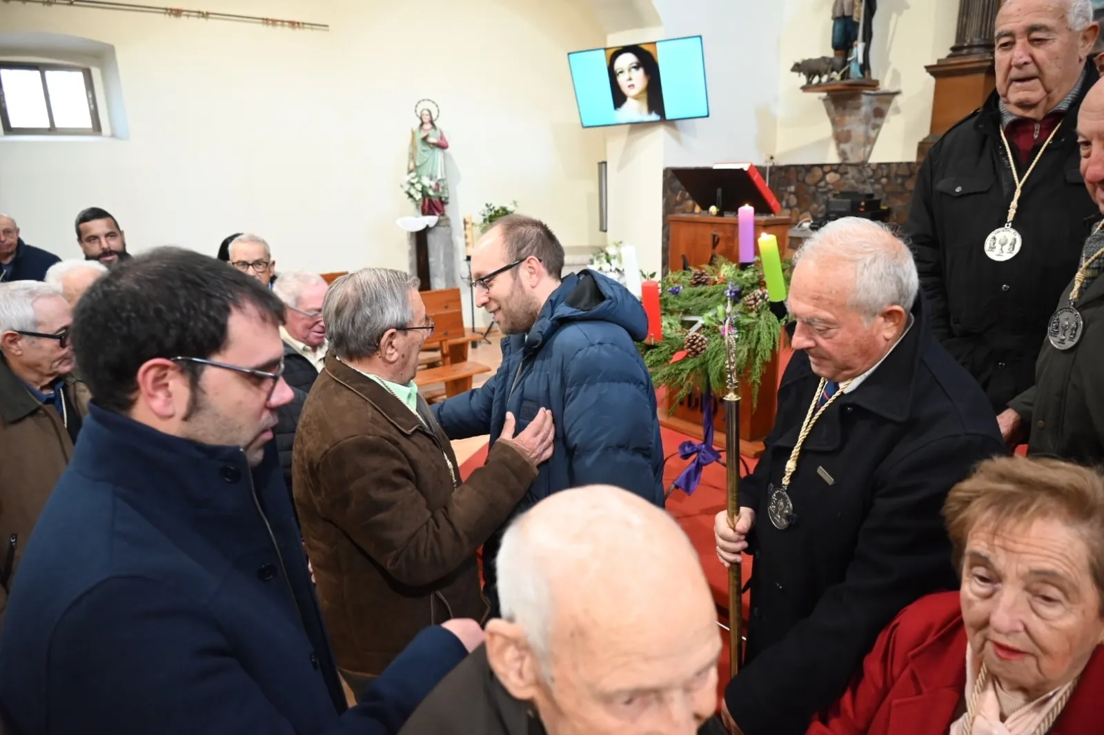 Foto 4 - El alcalde y el delegado de Hacienda ingresan en la Cofrad&iacute;a del Sant&iacute;simo, San Isidro y San Ant&oacute;n del barrio de El Puente
