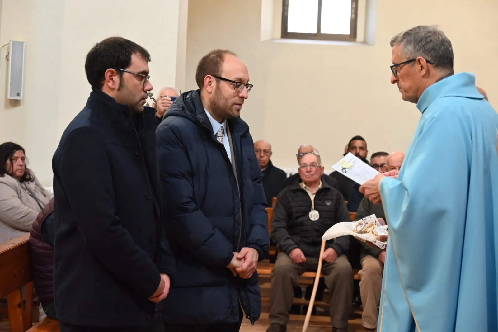 Foto 3 - El alcalde y el delegado de Hacienda ingresan en la Cofrad&iacute;a del Sant&iacute;simo, San Isidro y San Ant&oacute;n del barrio de El Puente
