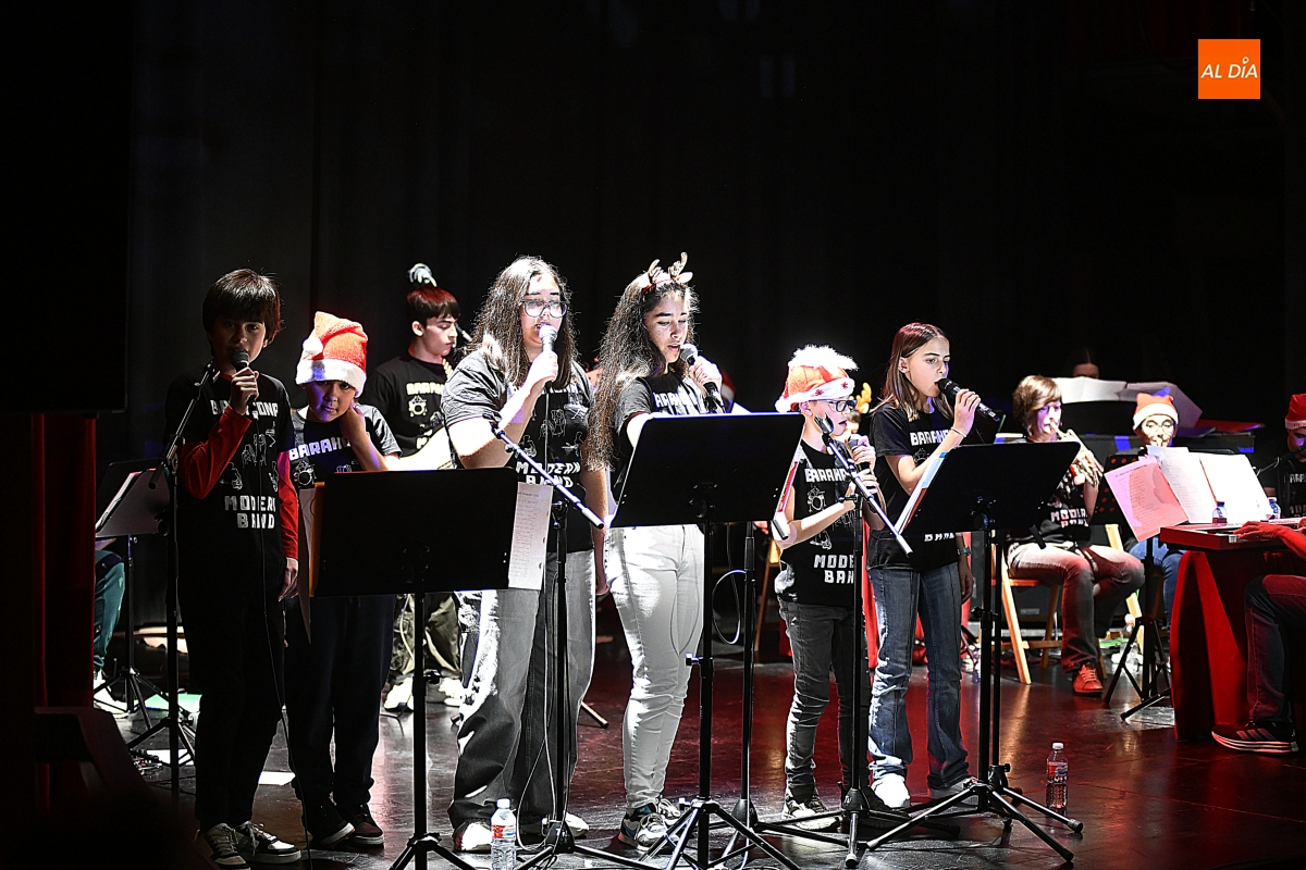 La Barahona Modern Band deslumbra en el Teatro Nuevo ante el público mirobrigense