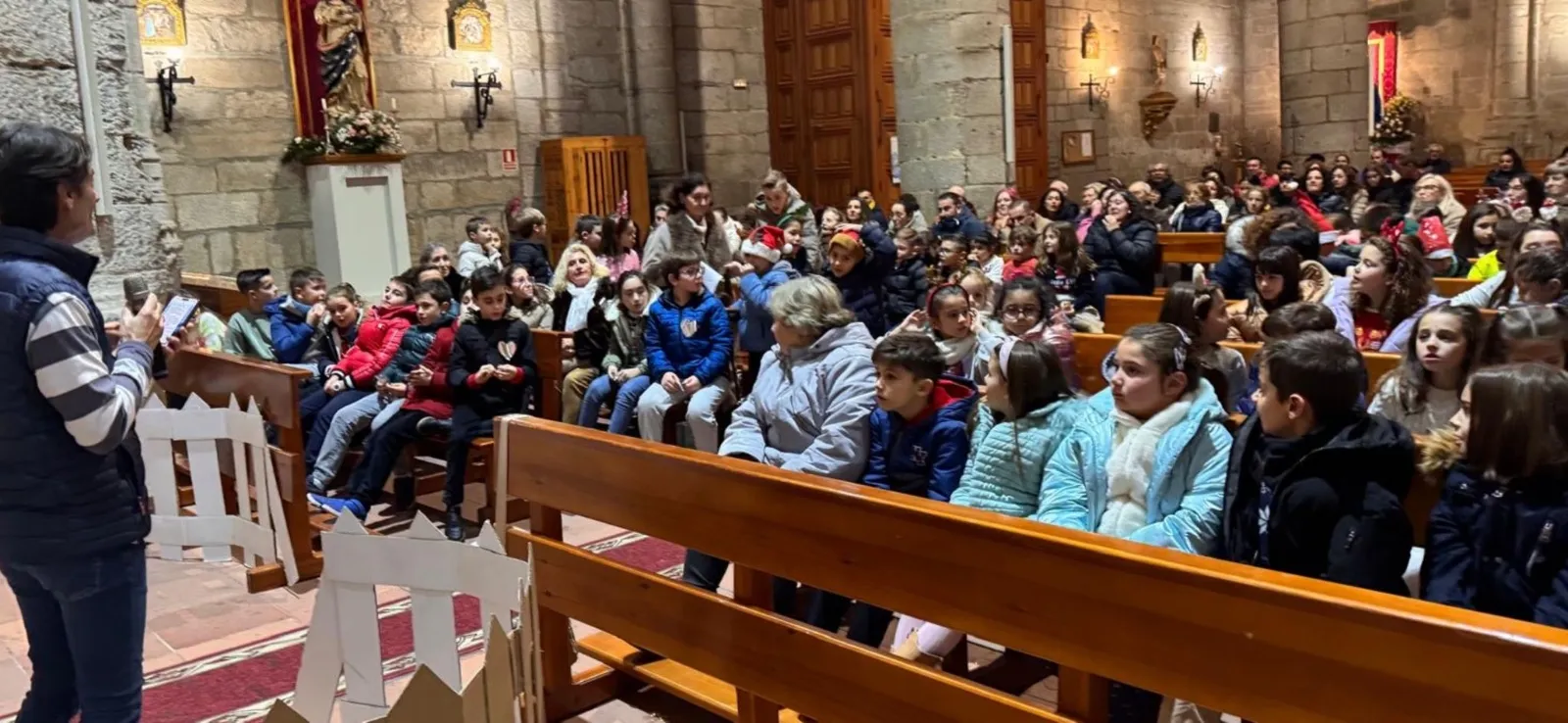 Foto 3 - Villancicos en la parroquia para celebrar la Navidad junto a los peque&ntilde;os de catequesis 