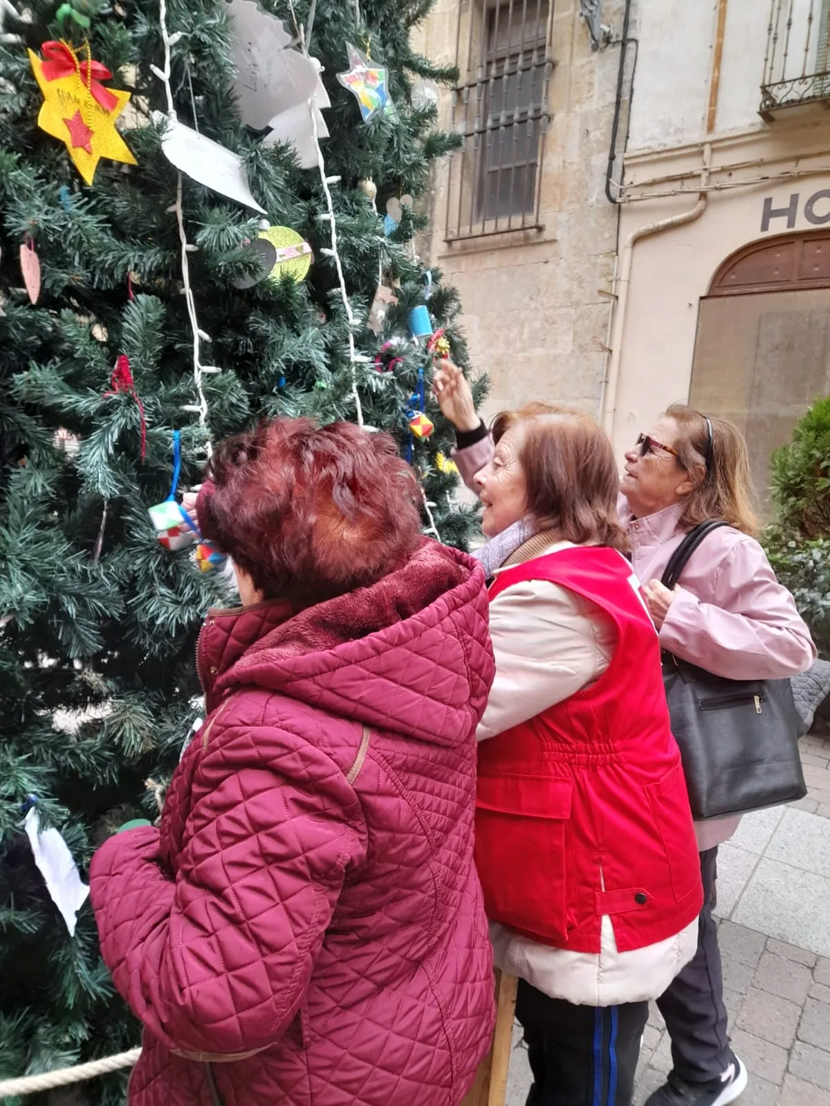 Foto 7 - Los mayores engalanan con Cruz Roja el &aacute;rbol navide&ntilde;o de la calle Madrid 