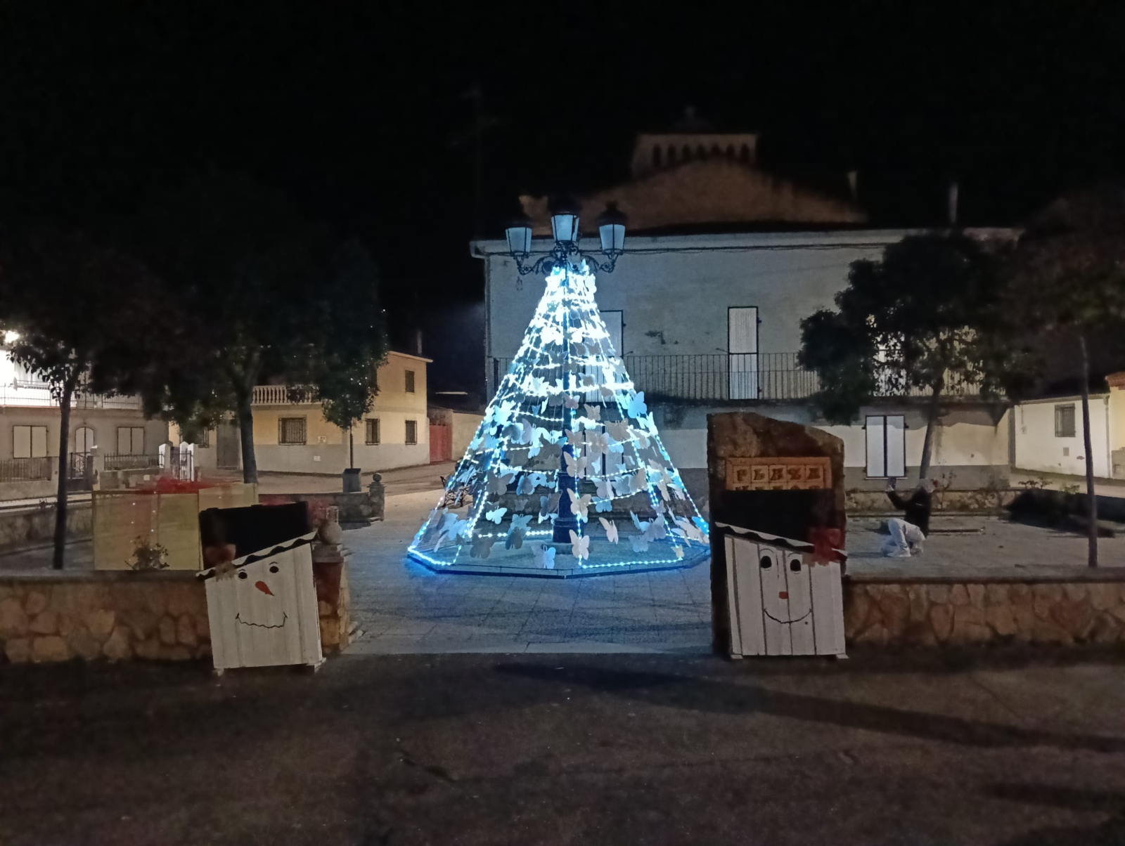 Decoración navideña reciclada en El Bodón por sus vecinos
