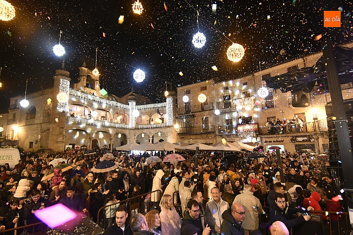 La lluvia da tregua a un multitudinario encendido navideño en ciudad rodrigo