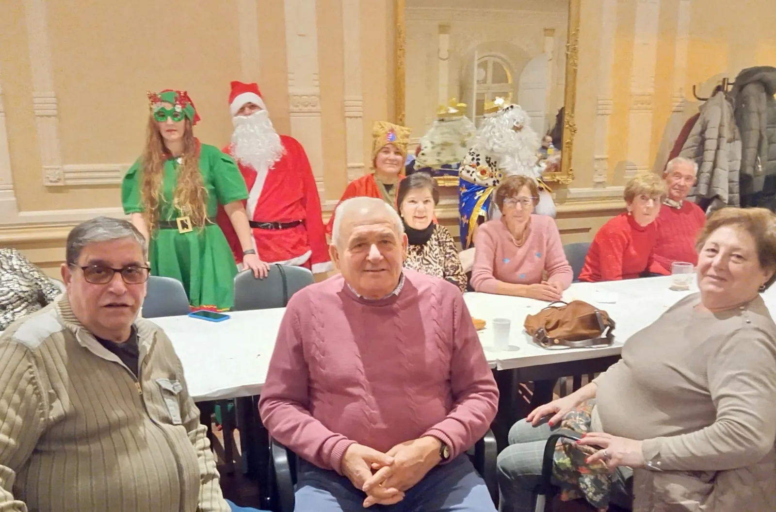 Foto 8 - La asociaci&oacute;n San Miguel re&uacute;ne a m&aacute;s de cien personas en un convite navide&ntilde;o con visitas sorpresa