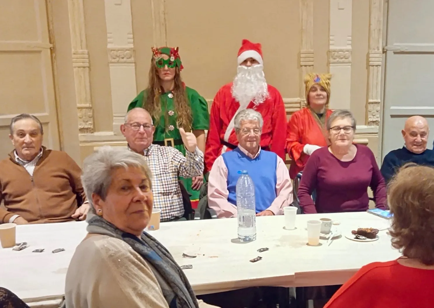 Foto 10 - La asociaci&oacute;n San Miguel re&uacute;ne a m&aacute;s de cien personas en un convite navide&ntilde;o con visitas sorpresa