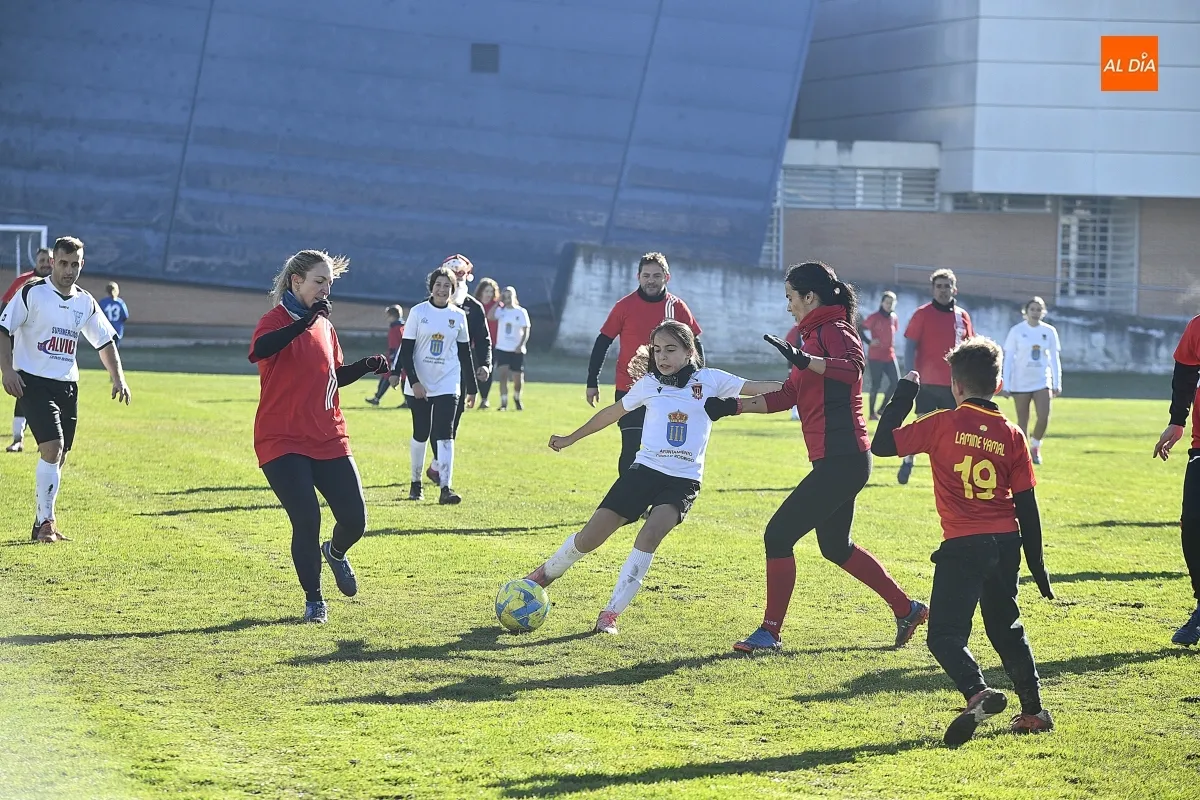 Partido amistoso de Navidad entre padres y madres de las jugadores del CF Ciudad Rodrigo