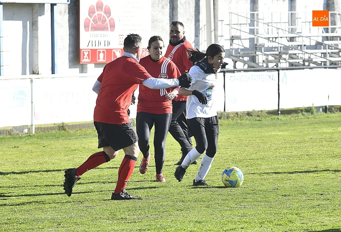 Partido amistoso de Navidad entre padres y madres de las jugadores del CF Ciudad Rodrigo