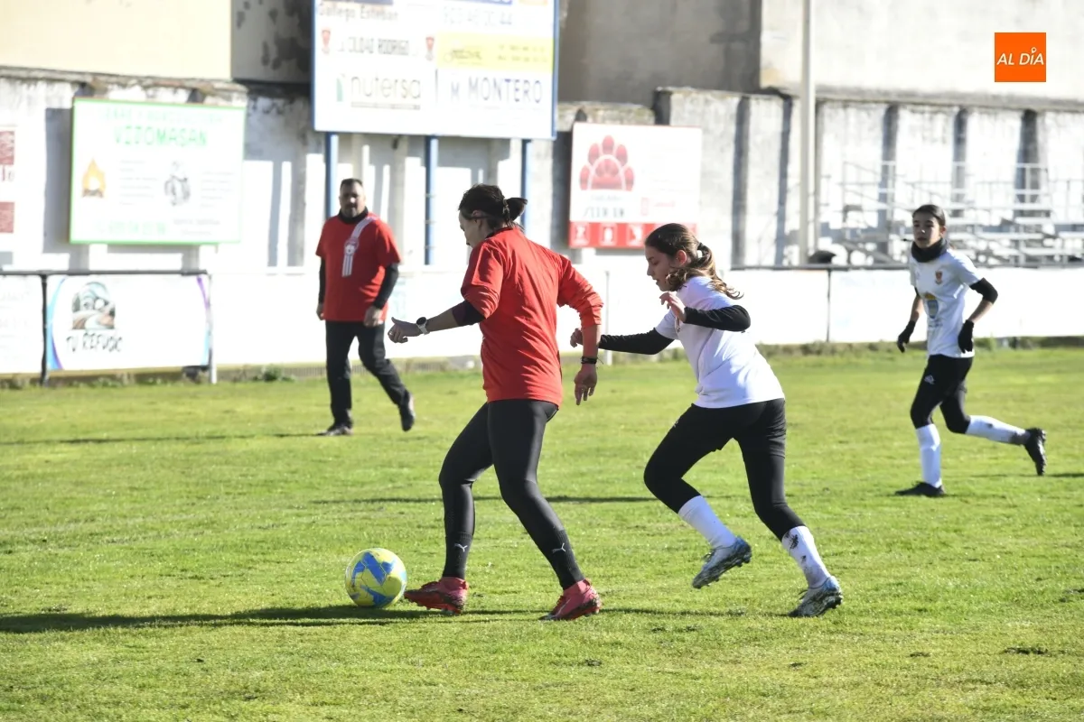 Partido amistoso de Navidad entre padres y madres de las jugadores del CF Ciudad Rodrigo