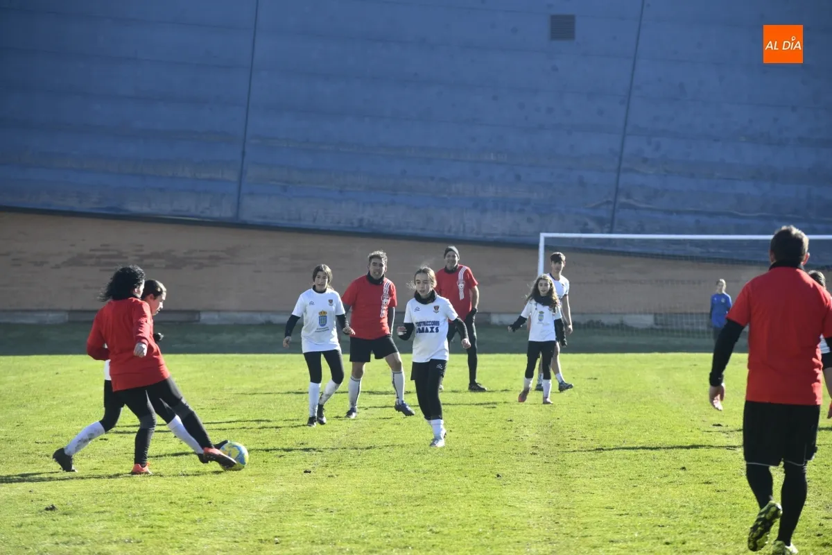 Partido amistoso de Navidad entre padres y madres de las jugadores del CF Ciudad Rodrigo