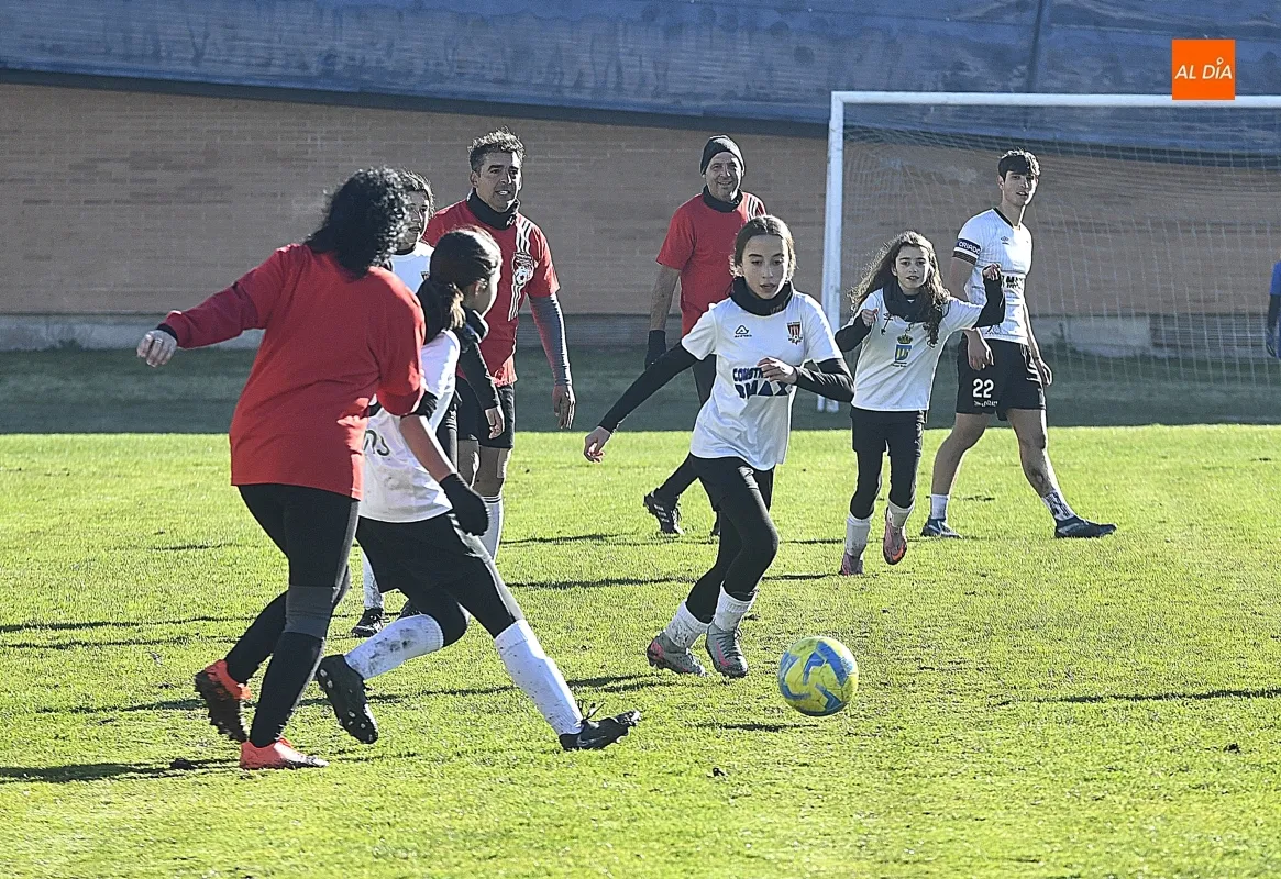 Partido amistoso de Navidad entre padres y madres de las jugadores del CF Ciudad Rodrigo