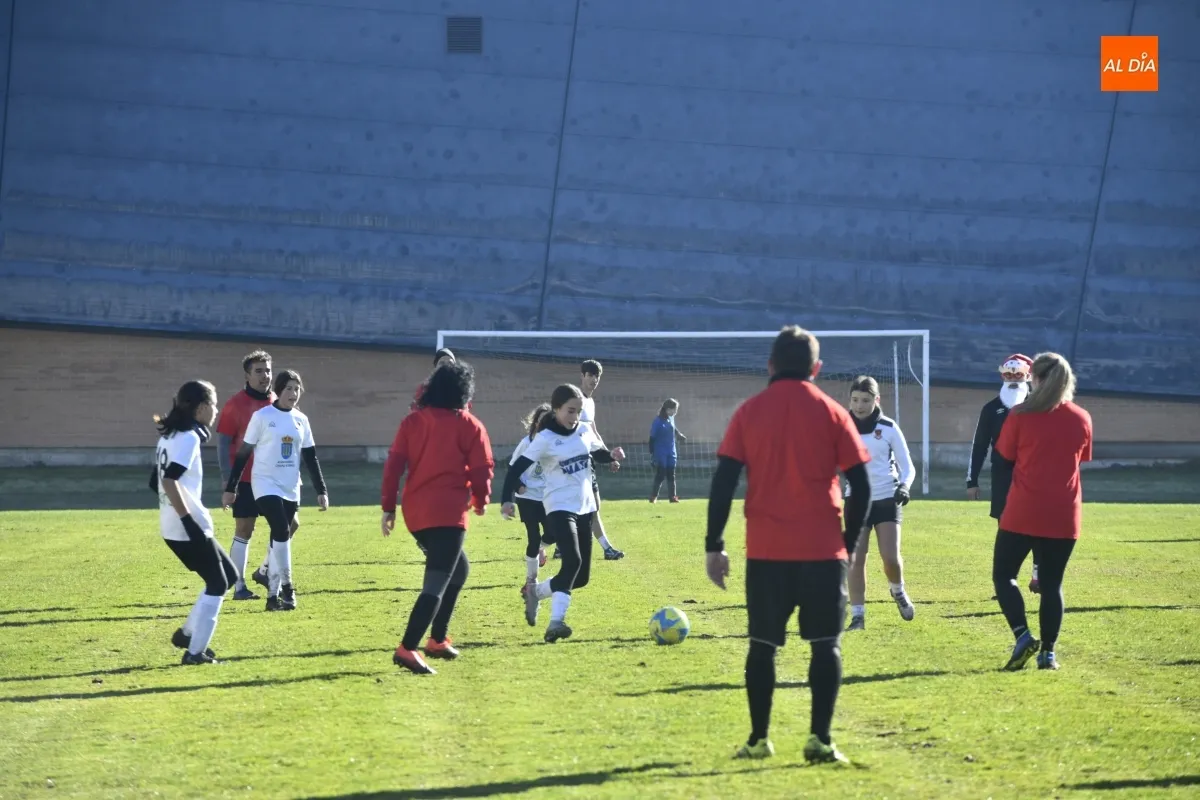 Partido amistoso de Navidad entre padres y madres de las jugadores del CF Ciudad Rodrigo