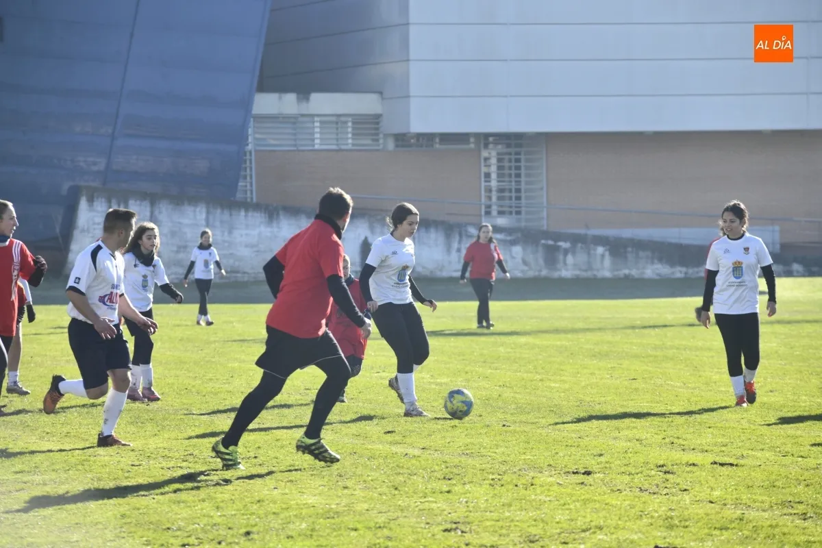 Partido amistoso de Navidad entre padres y madres de las jugadores del CF Ciudad Rodrigo
