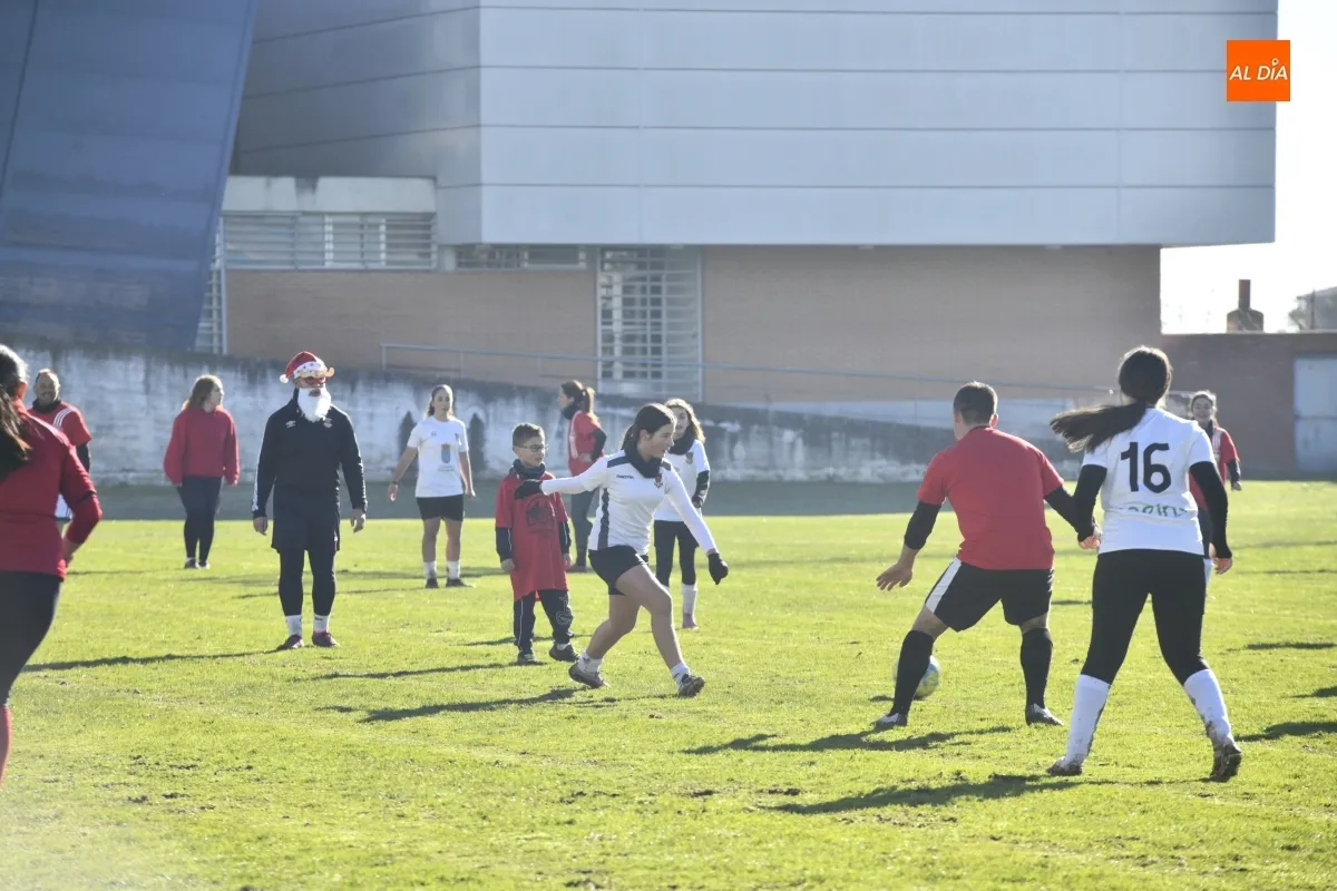 Partido amistoso de Navidad entre padres y madres de las jugadores del CF Ciudad Rodrigo