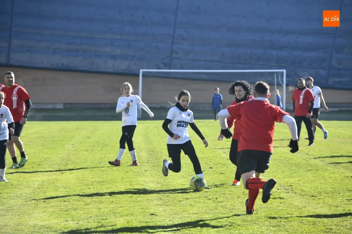 Partido amistoso de Navidad entre padres y madres de las jugadores del CF Ciudad Rodrigo
