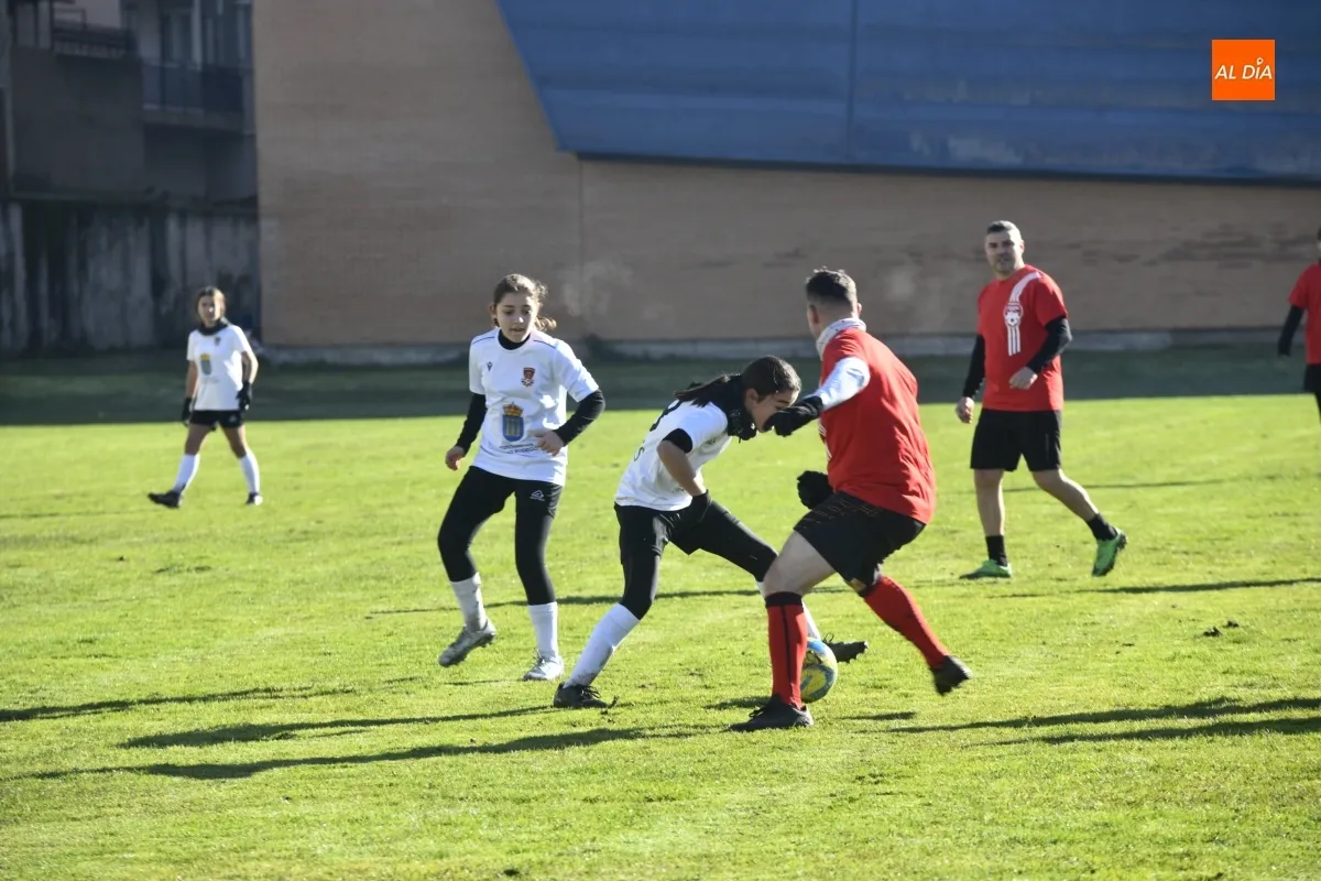Partido amistoso de Navidad entre padres y madres de las jugadores del CF Ciudad Rodrigo