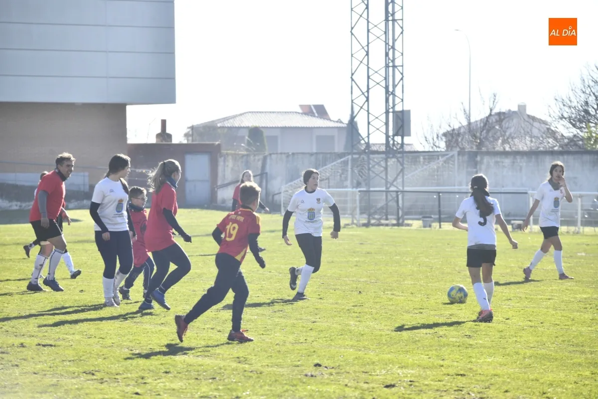 Partido amistoso de Navidad entre padres y madres de las jugadores del CF Ciudad Rodrigo