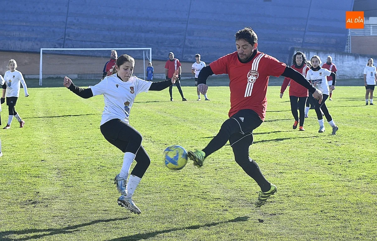 Partido amistoso de Navidad entre padres y madres de las jugadores del CF Ciudad Rodrigo