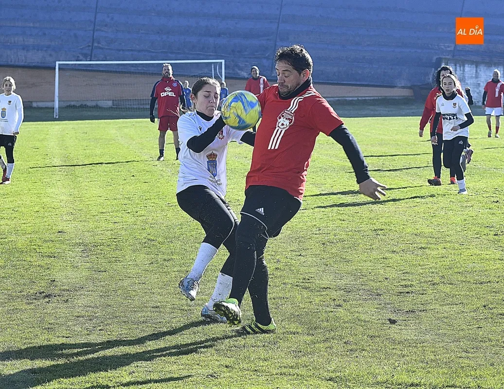 Partido amistoso de Navidad entre padres y madres de las jugadores del CF Ciudad Rodrigo