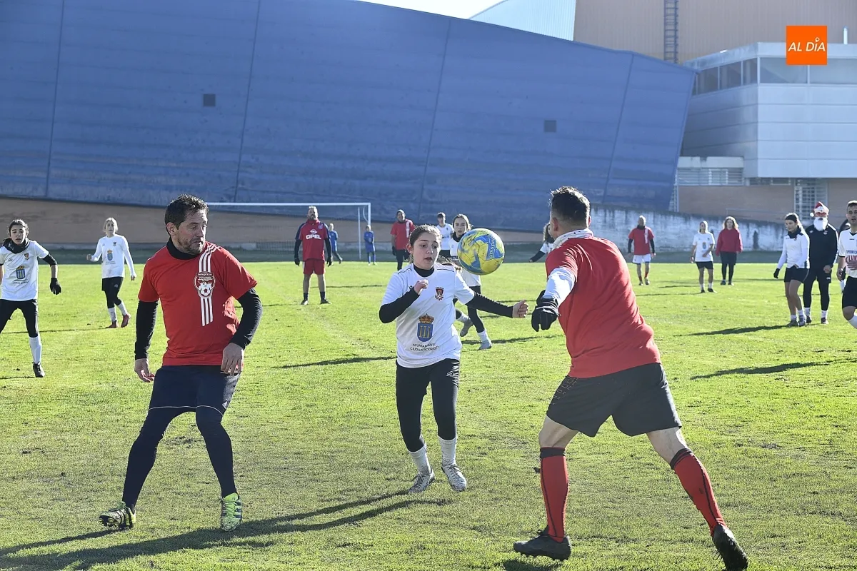 Partido amistoso de Navidad entre padres y madres de las jugadores del CF Ciudad Rodrigo