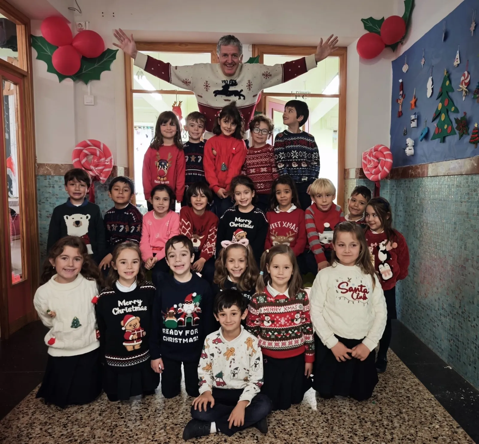 Foto 4 - FOTOS | El Colegio salmantino que se llena de jers&eacute;is navide&ntilde;os y creatividad con el Christmas Jumper Day