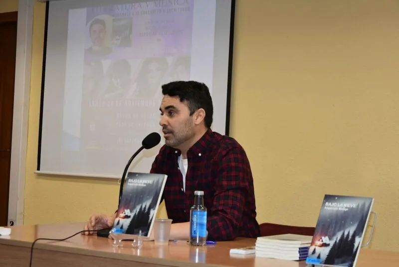 19 de enero. Presentación del libro Homenaje a 10 mujeres cantantes y escritoras, del autor Ángel Luis Moraga. Foto Ayto. Daimiel