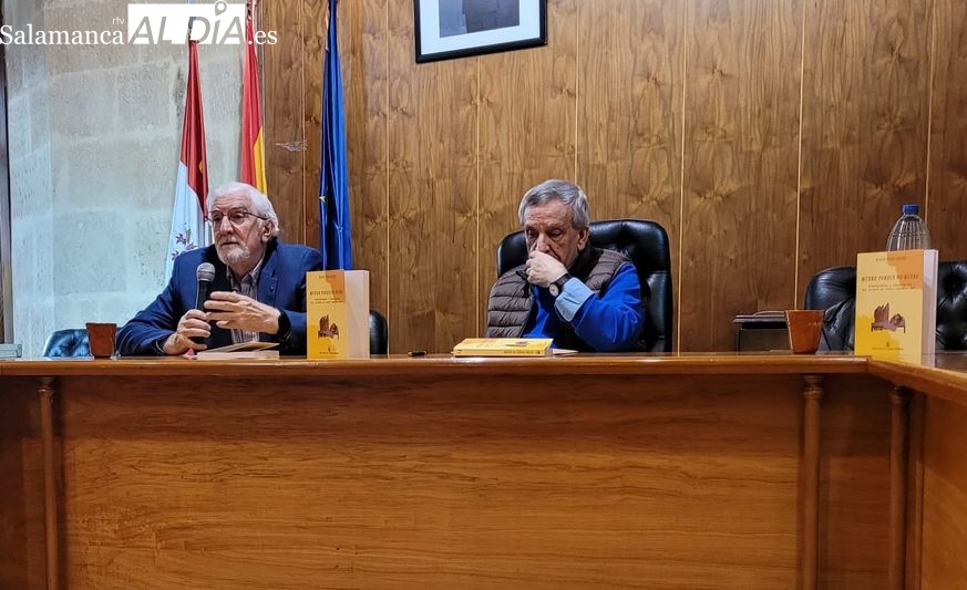 Libro sobre el sepulcro de Santa Teresa en Alba de Tormes