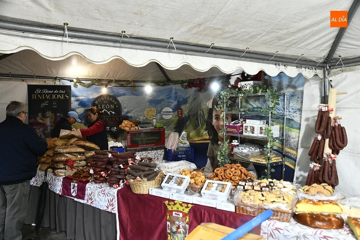 Foto 10 - Arranca el II Mercadillo Navide&ntilde;o en la Plaza del Buen Alcalde bajo la lluvia