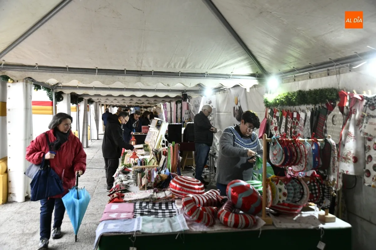 Foto 7 - Arranca el II Mercadillo Navide&ntilde;o en la Plaza del Buen Alcalde bajo la lluvia