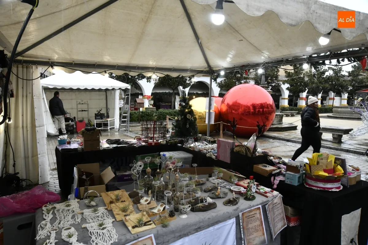 Foto 2 - Arranca el II Mercadillo Navide&ntilde;o en la Plaza del Buen Alcalde bajo la lluvia