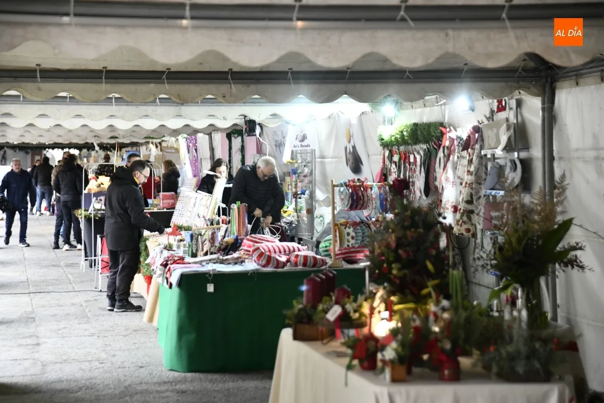 Foto 11 - Arranca el II Mercadillo Navide&ntilde;o en la Plaza del Buen Alcalde bajo la lluvia