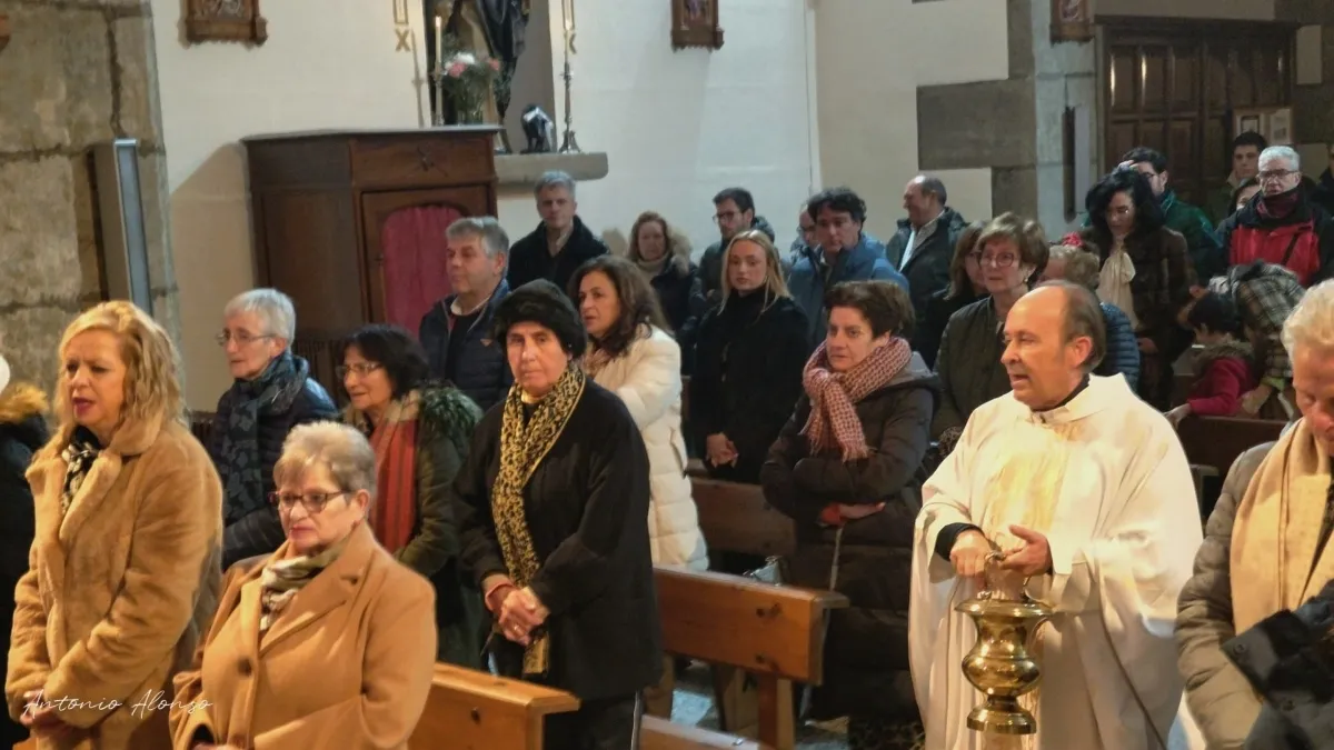 Foto 6 - La Parroquia de San Andr&eacute;s llena su templo para celebrar la Navidad con un Auto sacramental y la Misa de Medianoche