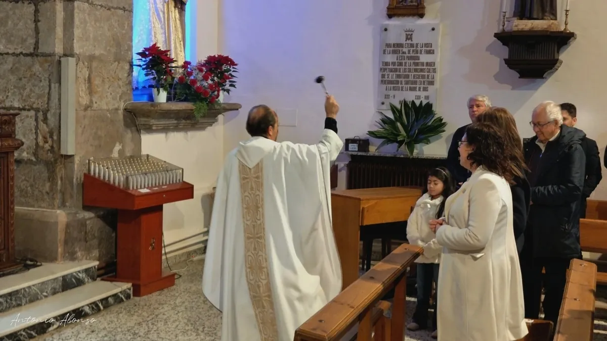 Foto 5 - La Parroquia de San Andr&eacute;s llena su templo para celebrar la Navidad con un Auto sacramental y la Misa de Medianoche