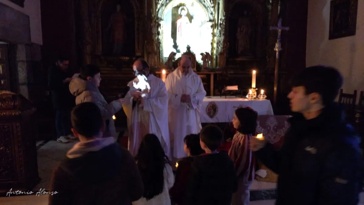 Foto 3 - La Parroquia de San Andr&eacute;s llena su templo para celebrar la Navidad con un Auto sacramental y la Misa de Medianoche