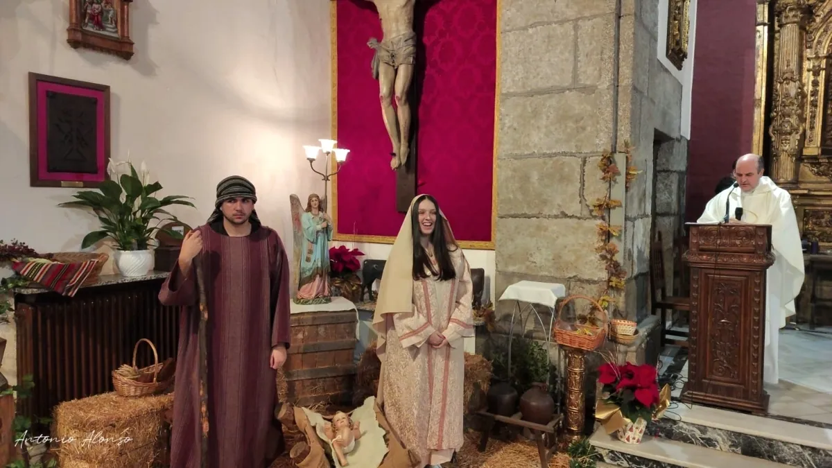 Foto 11 - La Parroquia de San Andr&eacute;s llena su templo para celebrar la Navidad con un Auto sacramental y la Misa de Medianoche