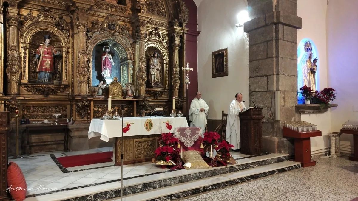 Foto 10 - La Parroquia de San Andr&eacute;s llena su templo para celebrar la Navidad con un Auto sacramental y la Misa de Medianoche