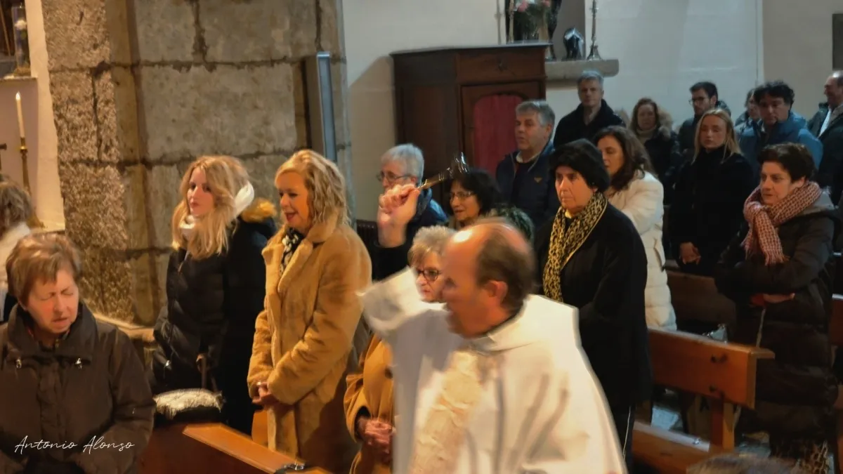 Foto 8 - La Parroquia de San Andr&eacute;s llena su templo para celebrar la Navidad con un Auto sacramental y la Misa de Medianoche