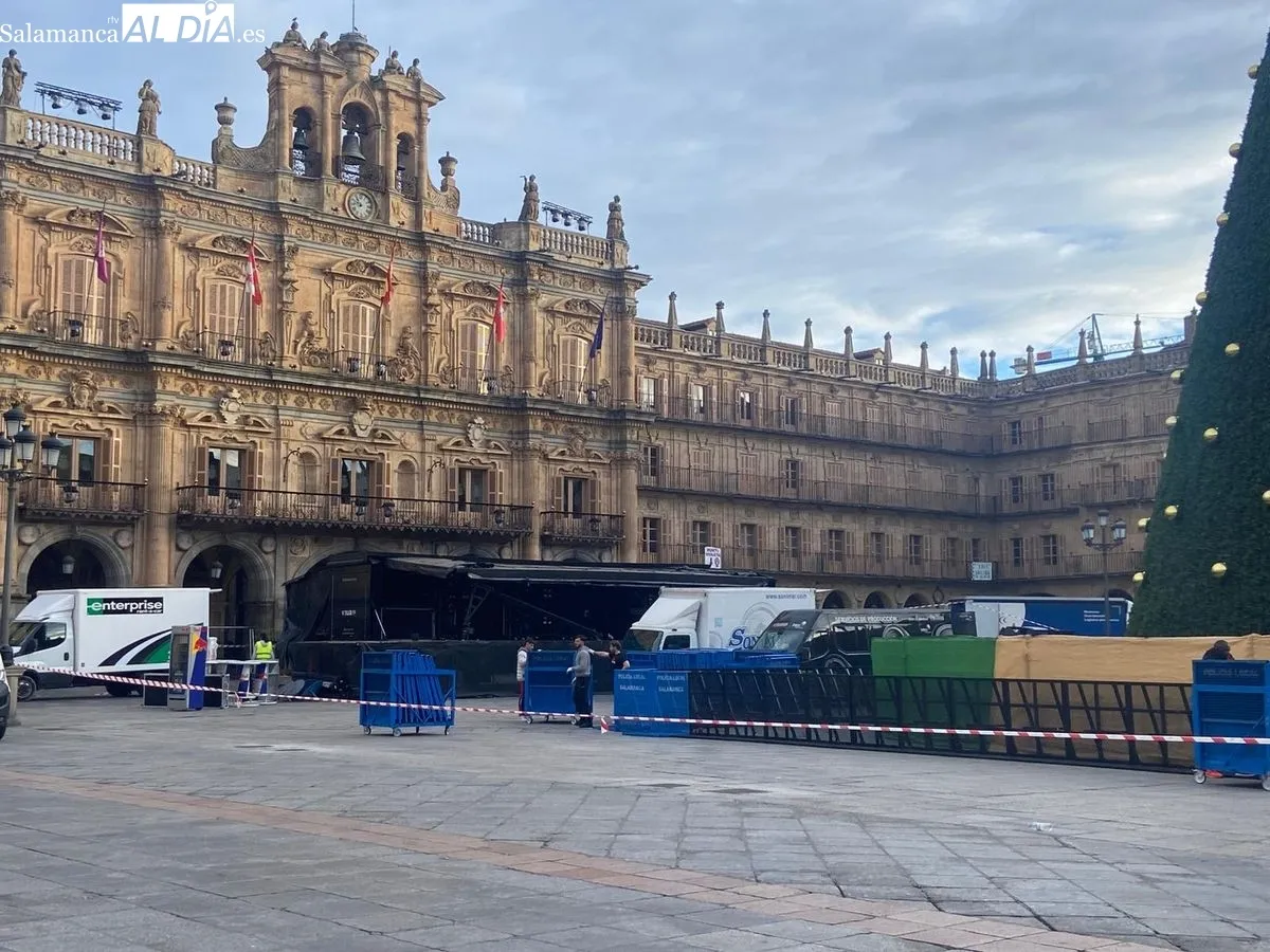 Montaje del escenario en la Plaza Mayor para la Nochevieja Universitaria. Foto de Vanesa Martins
