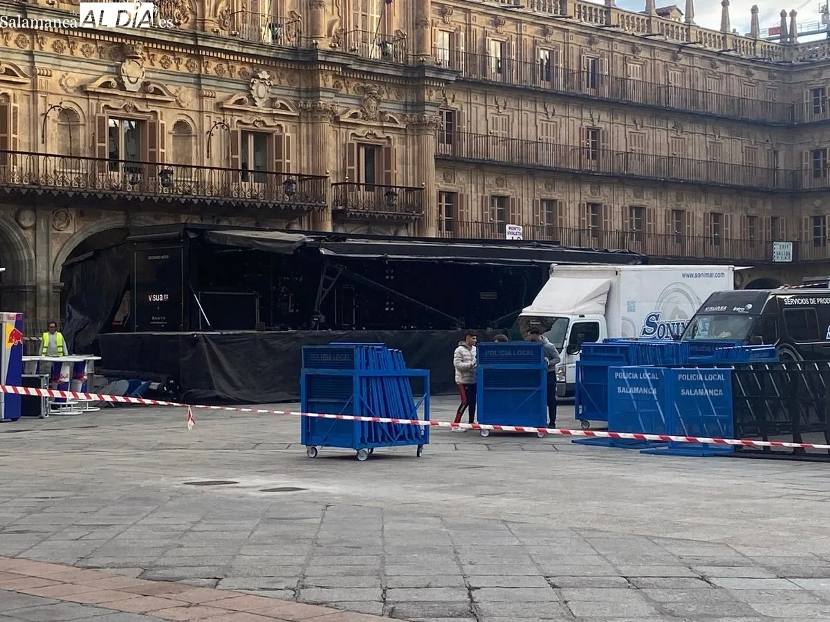 Montaje del escenario en la Plaza Mayor para la Nochevieja Universitaria. Foto de Vanesa Martins