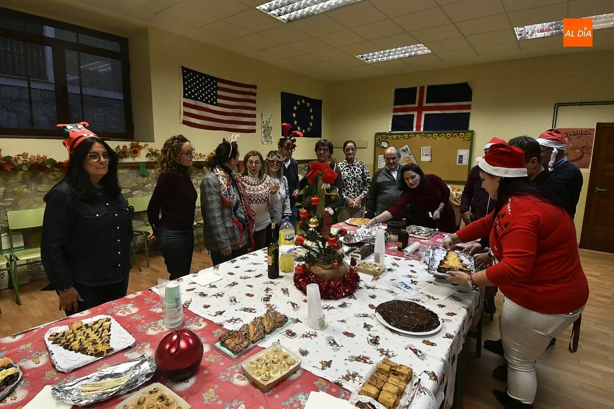 Alunmos de inglés y portugués se reunieron para brindar por la Navidad