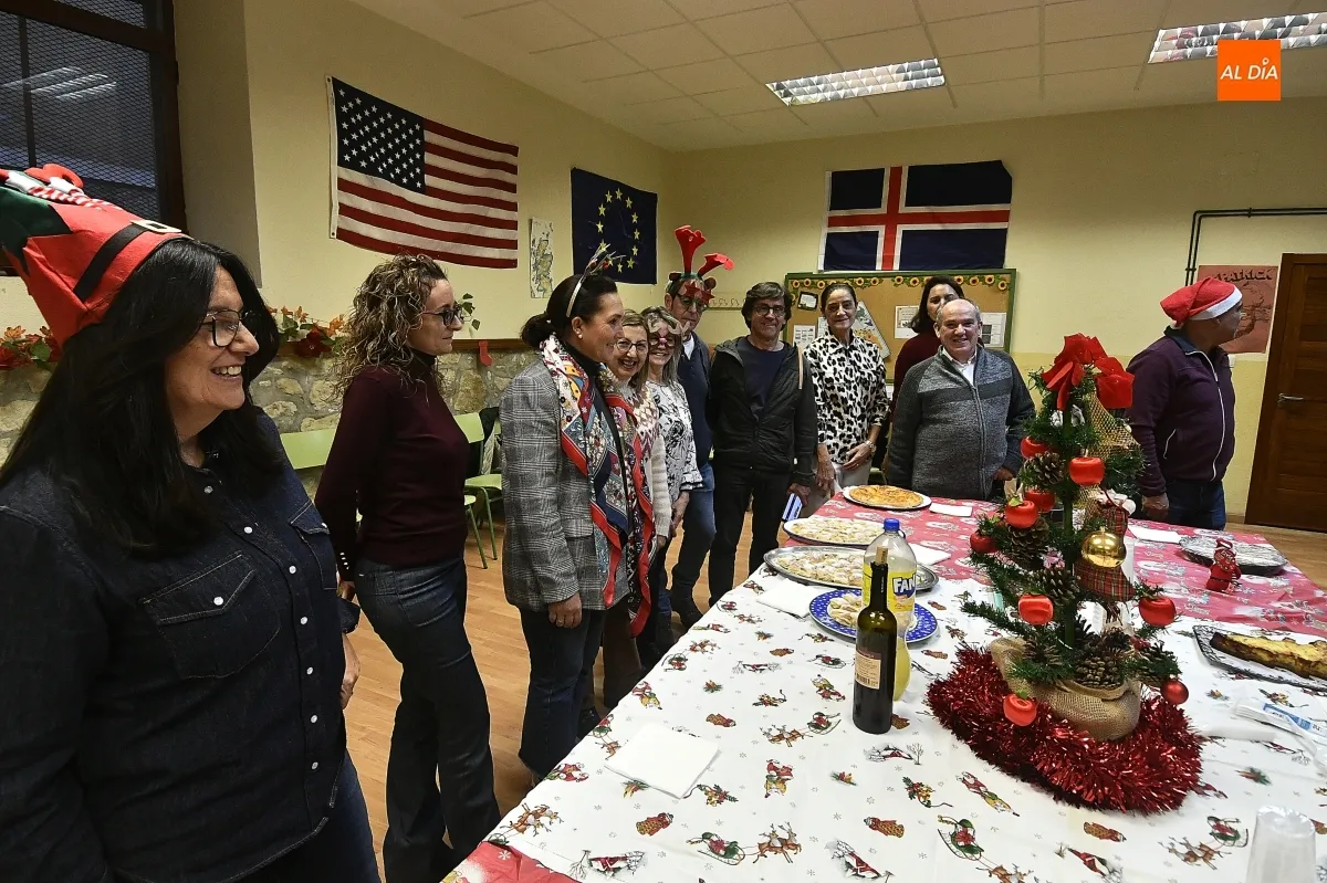 Alunmos de inglés y portugués se reunieron para brindar por la Navidad