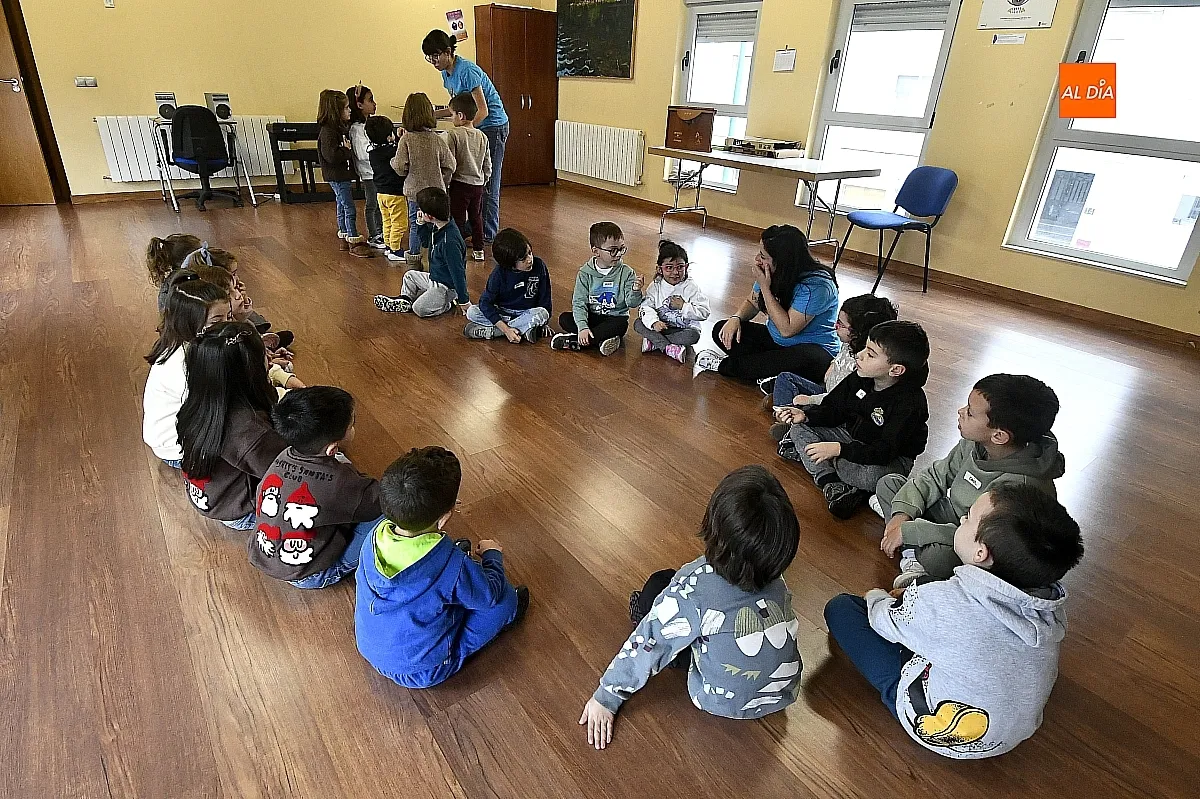 Niños y niñas participan en el programa “Navidades en la Biblio”