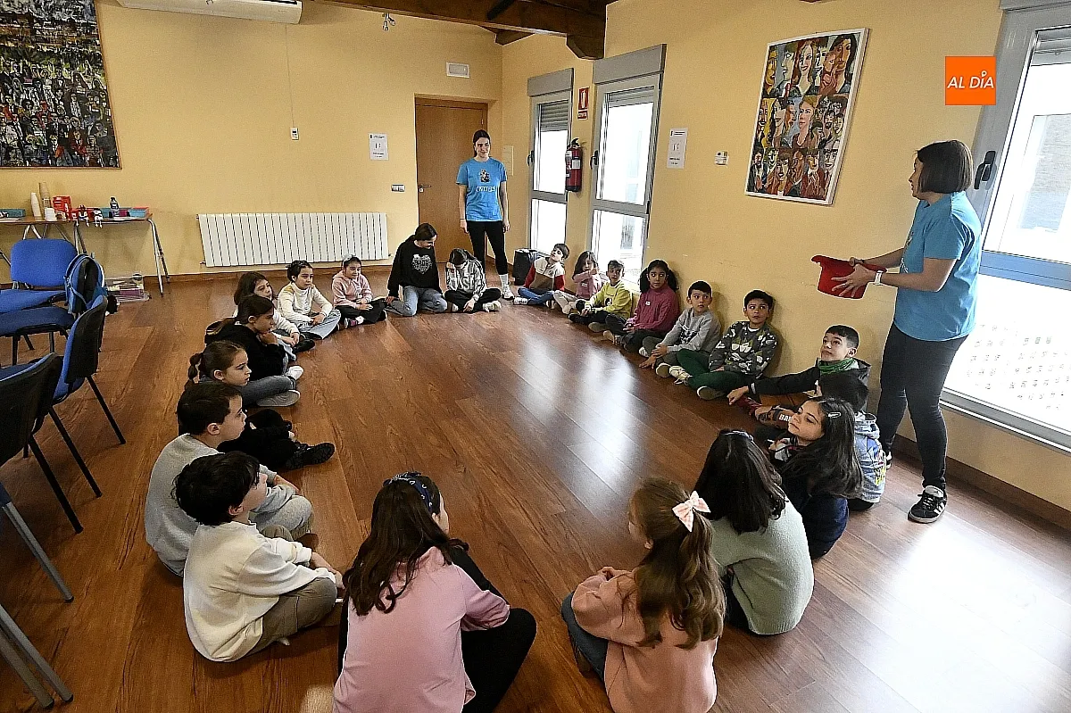 Niños y niñas participan en el programa “Navidades en la Biblio”