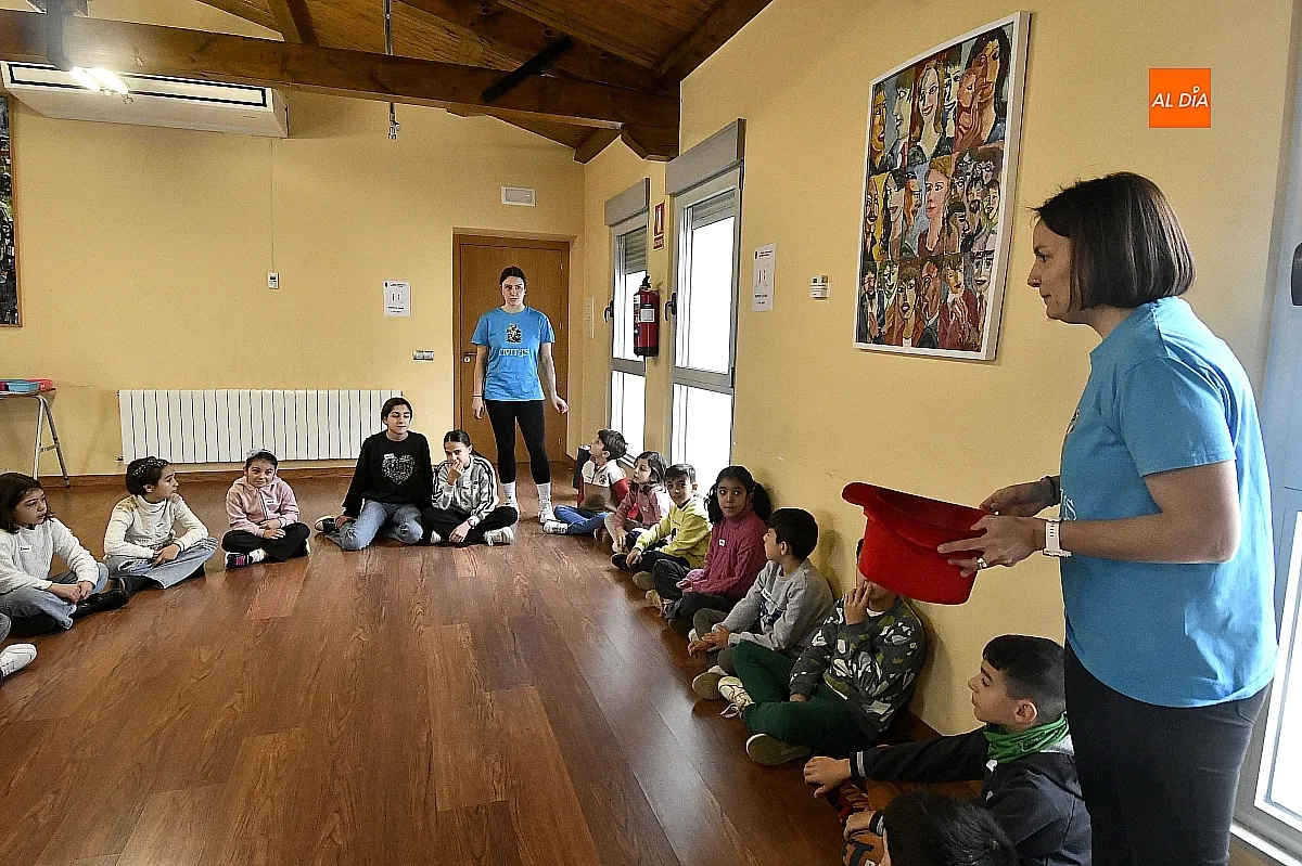 Niños y niñas participan en el programa “Navidades en la Biblio”